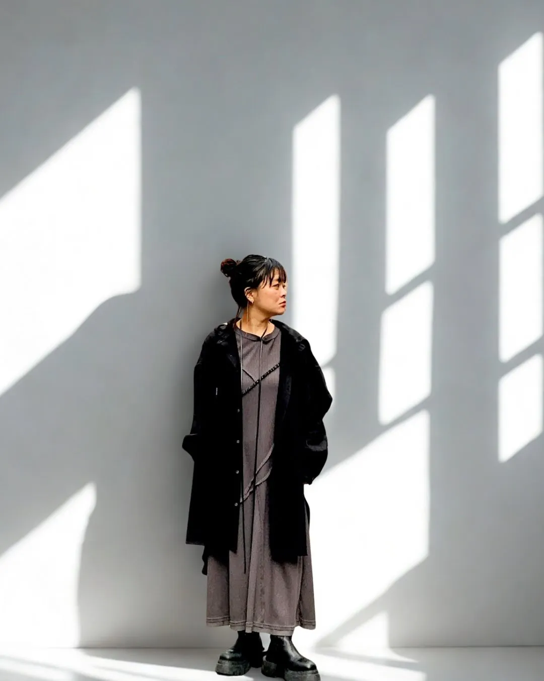 変化を聞かせるフードシャツと柔らかさを表現するワンピース