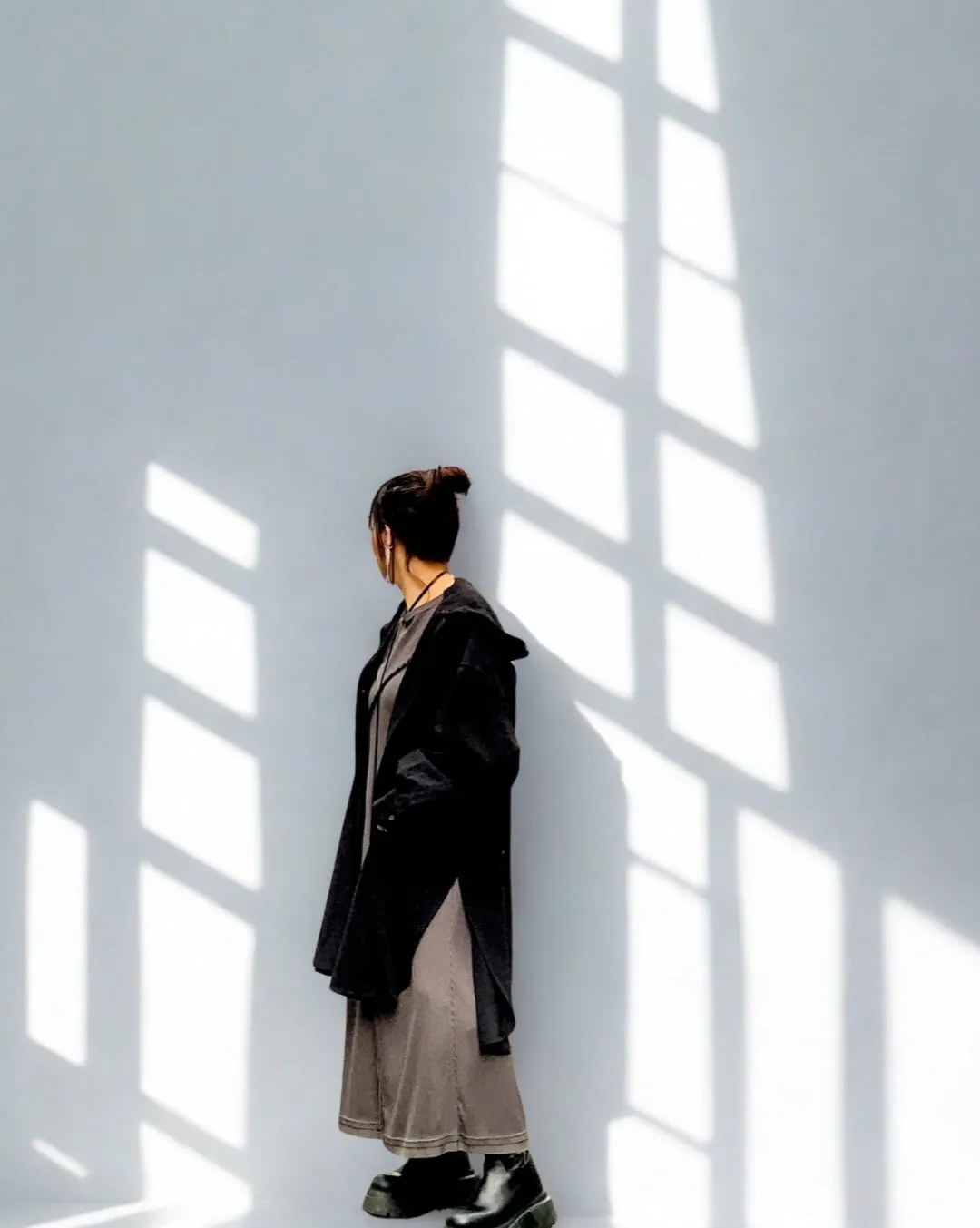 変化を聞かせるフードシャツと柔らかさを表現するワンピース