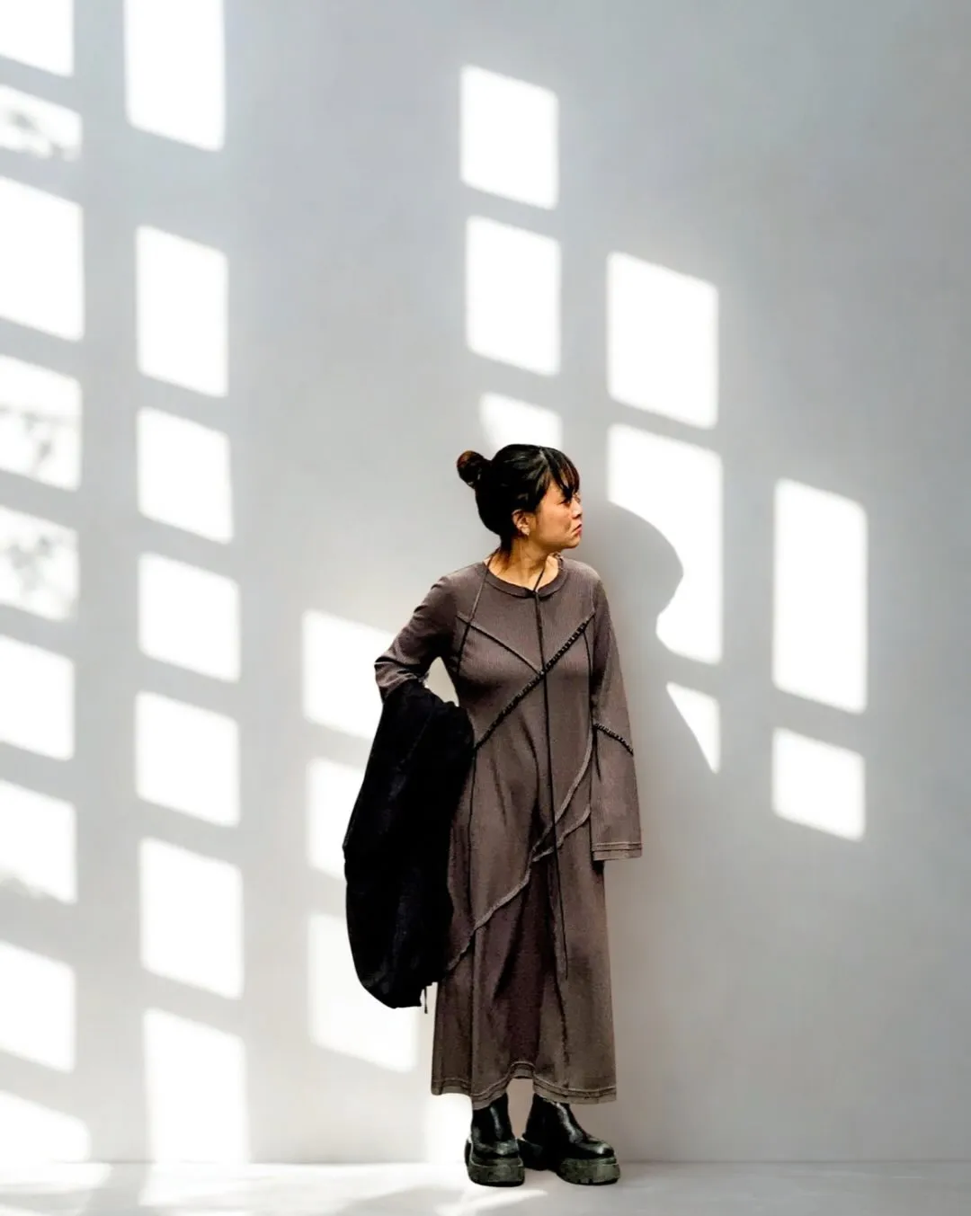 変化を聞かせるフードシャツと柔らかさを表現するワンピース