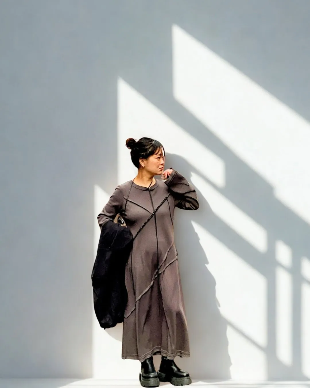 変化を聞かせるフードシャツと柔らかさを表現するワンピース