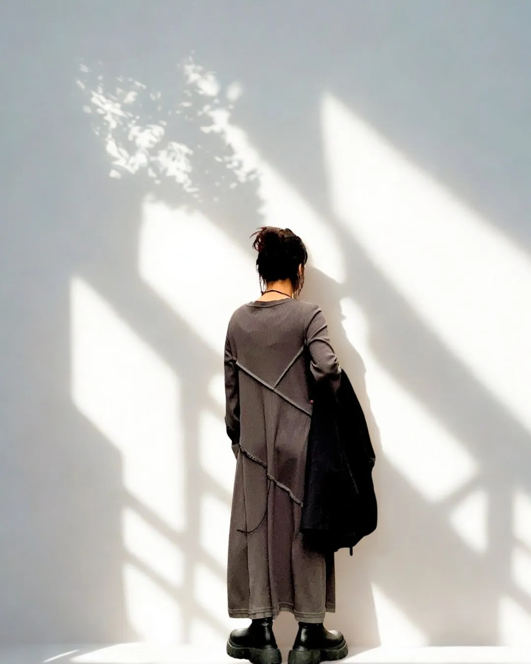 変化を聞かせるフードシャツと柔らかさを表現するワンピース