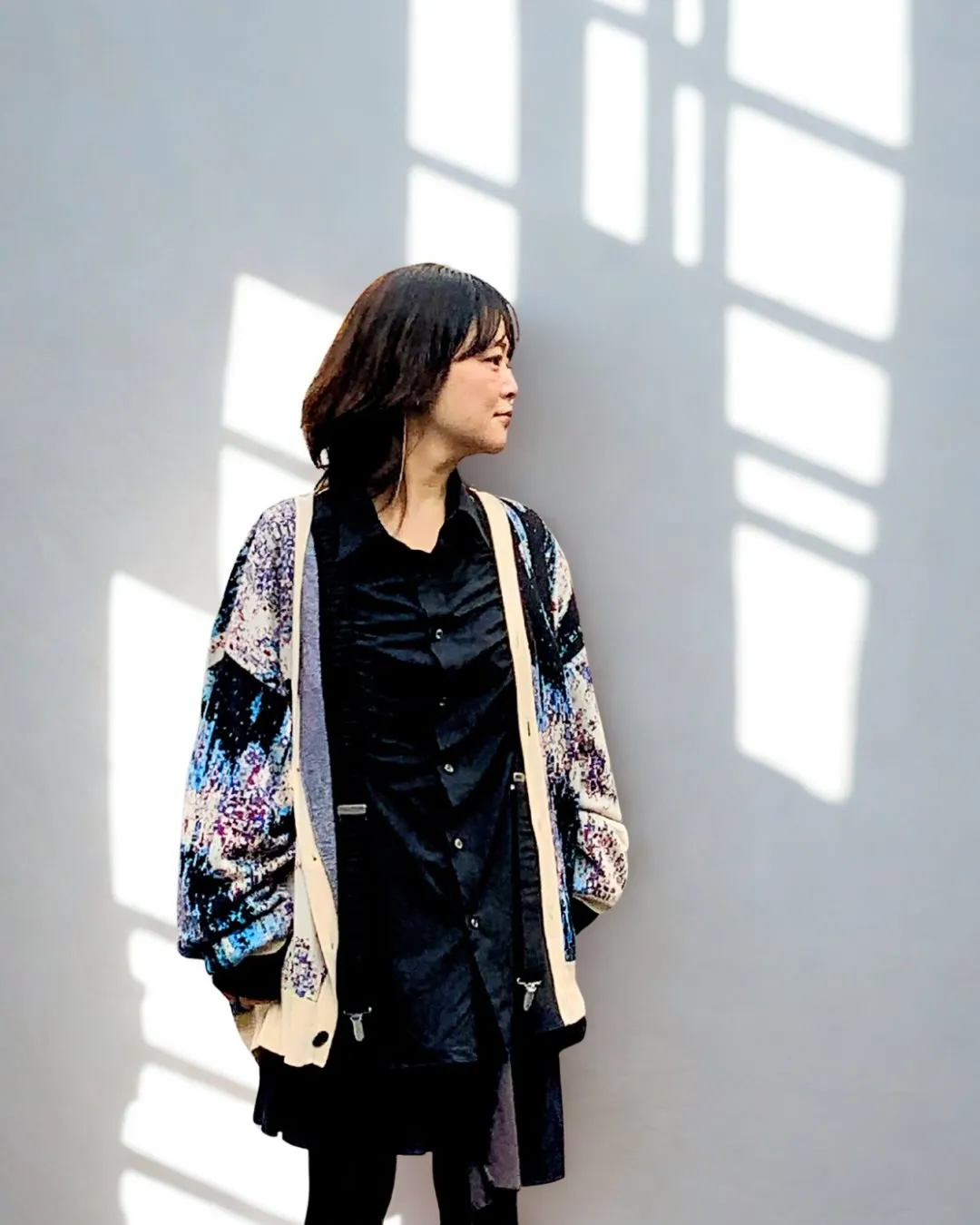 上をルーズにボトムのスカートを短めに、足元はロングブーツでの...