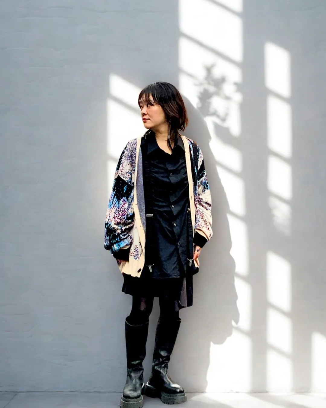 上をルーズにボトムのスカートを短めに、足元はロングブーツでの...