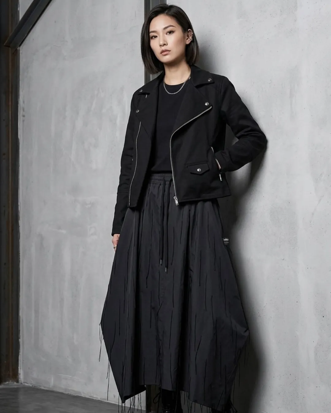 素材を変えることでモノトーンでも濃淡が出来るコーデ。