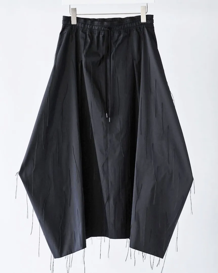 素材を変えることでモノトーンでも濃淡が出来るコーデ。