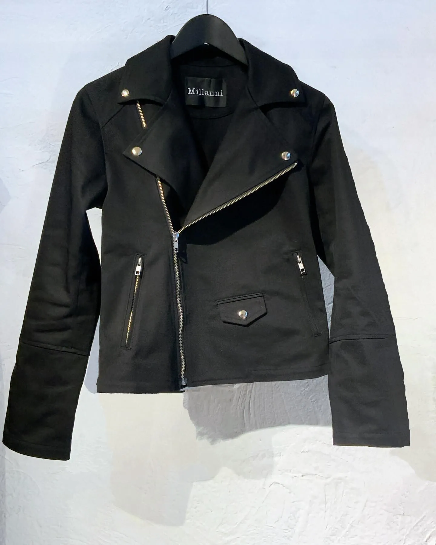 素材を変えることでモノトーンでも濃淡が出来るコーデ。