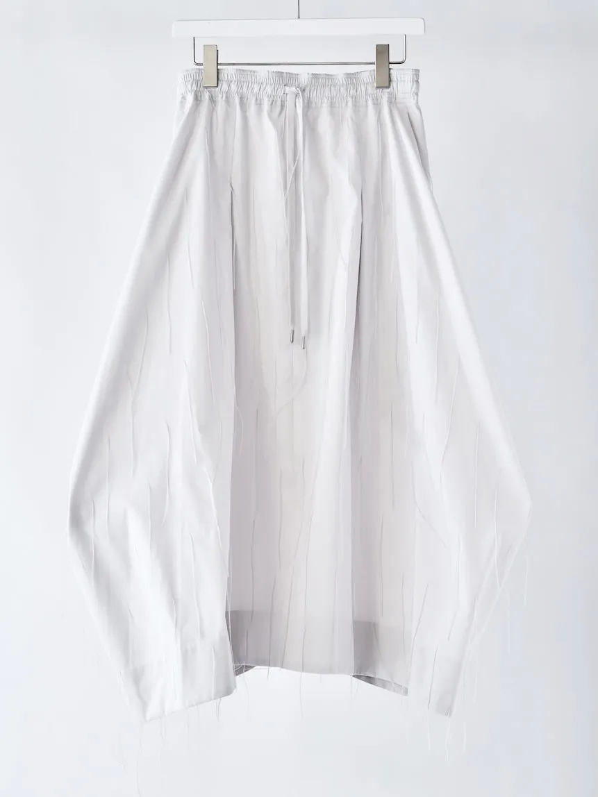 立体的なシルエットが魅力のテーパードスカート 