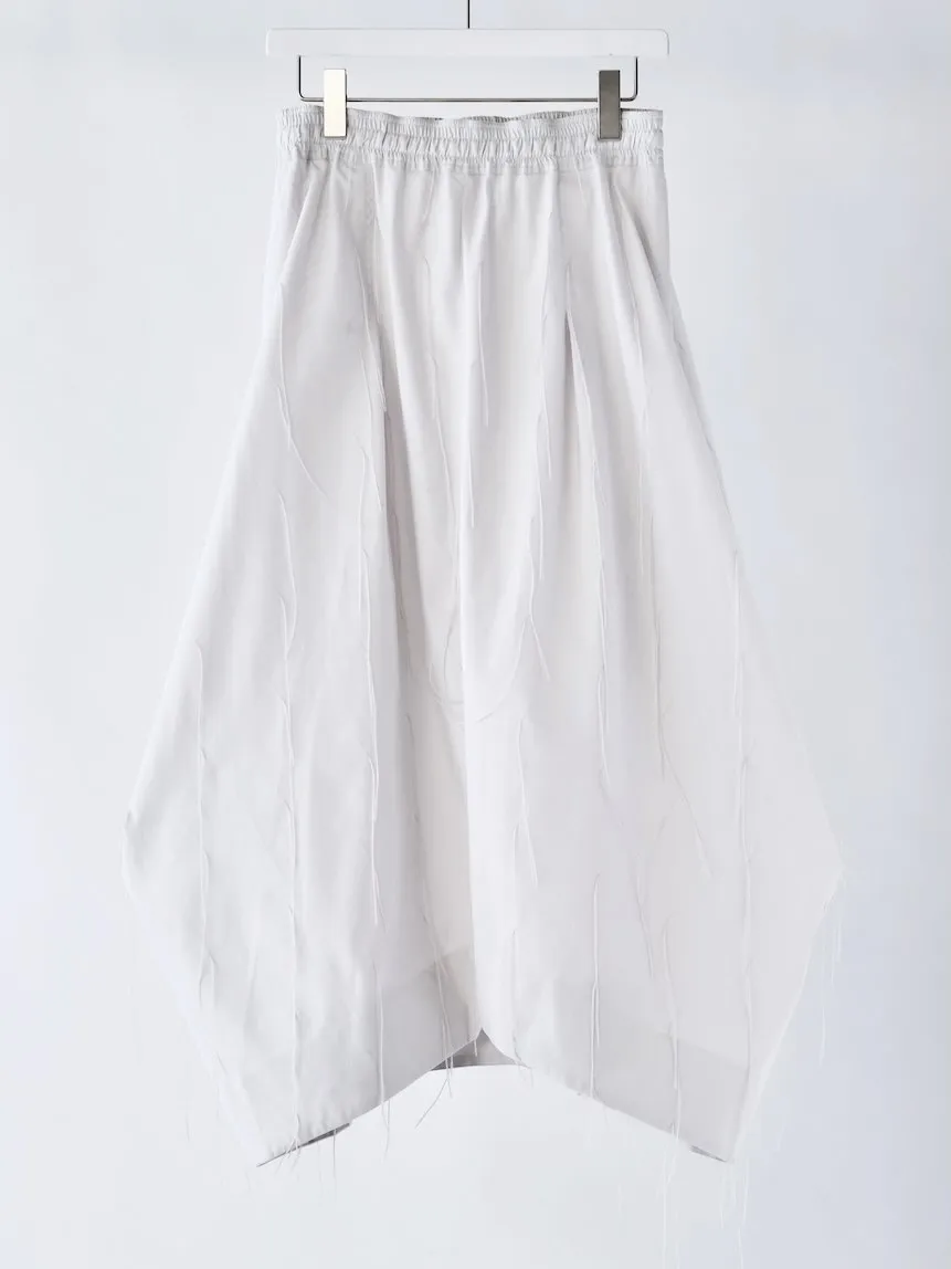 立体的なシルエットが魅力のテーパードスカート 