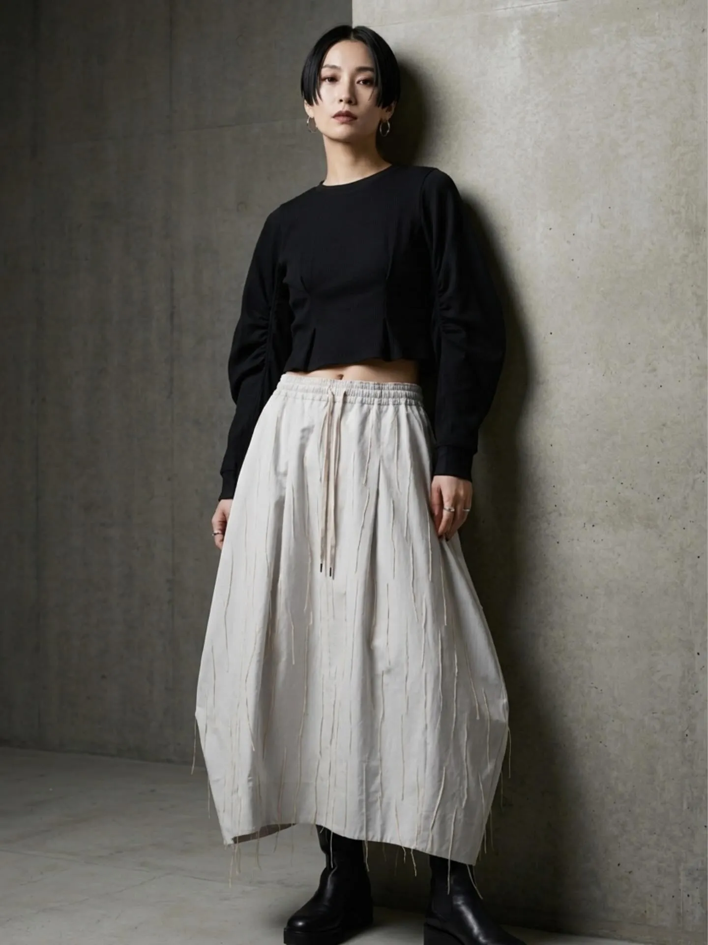 立体的なシルエットが魅力のテーパードスカート 