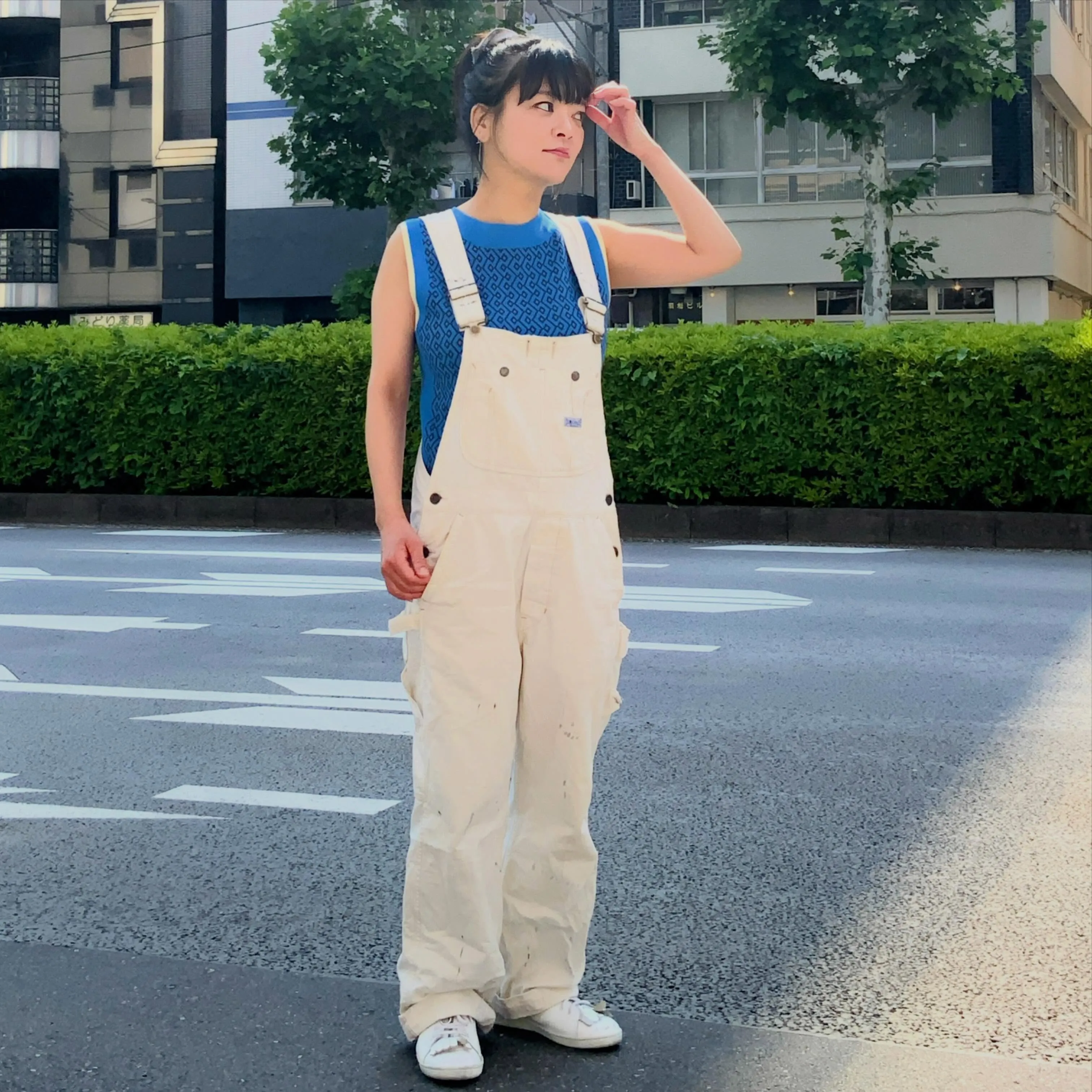 夏らしい青のノースリーブ