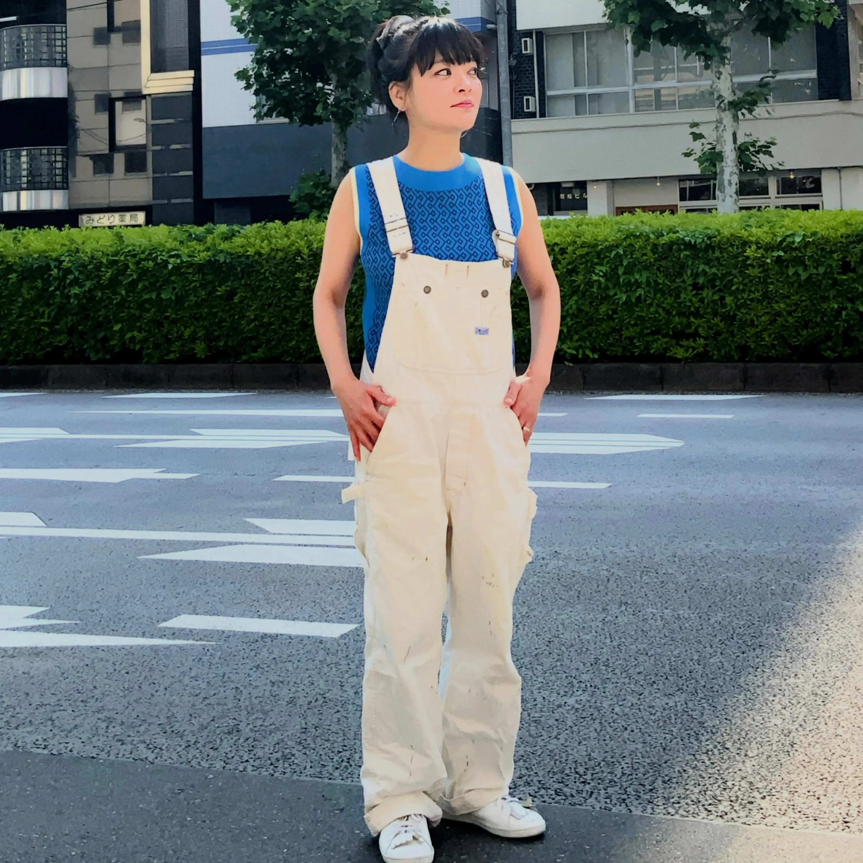 夏らしい青のノースリーブ