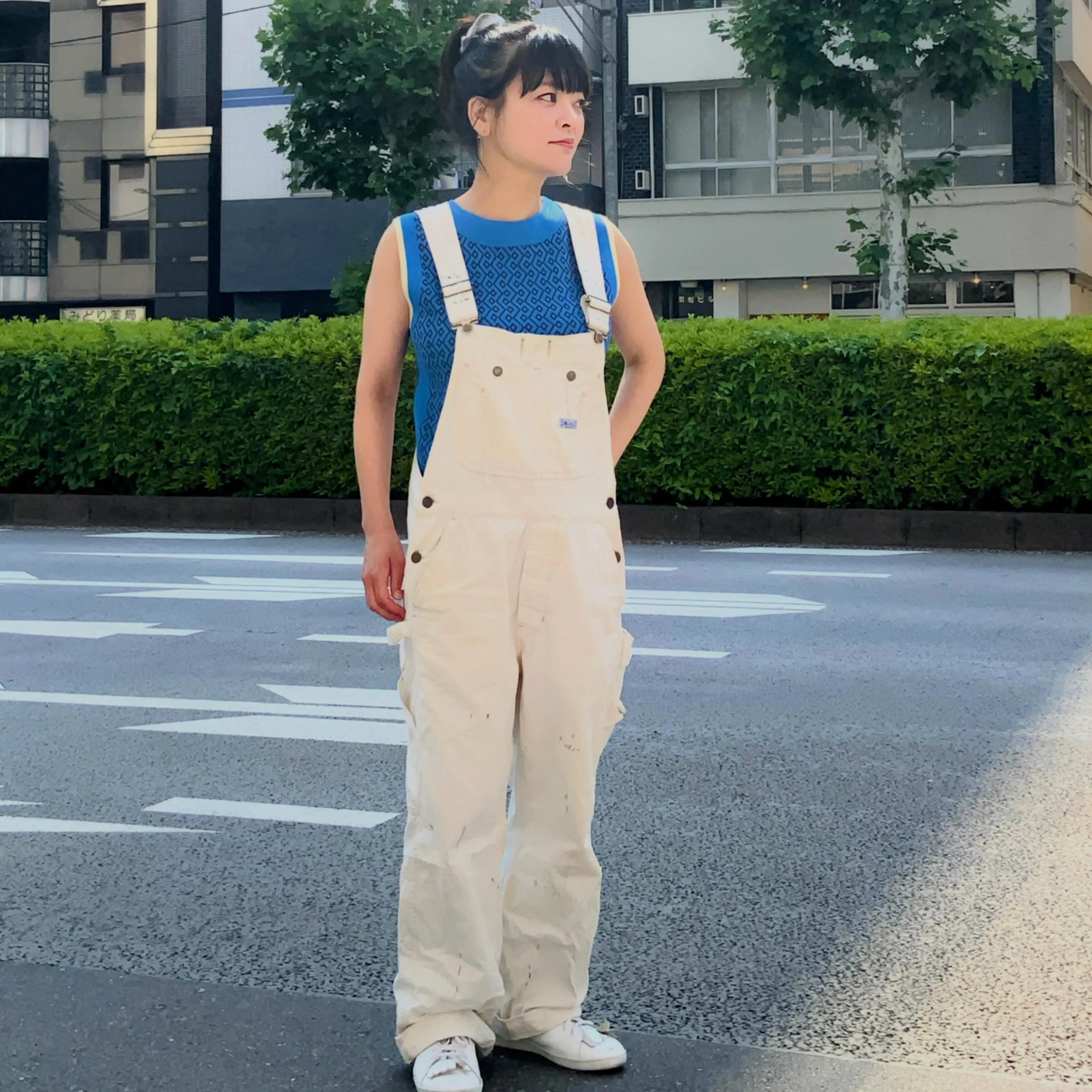 夏らしい青のノースリーブ