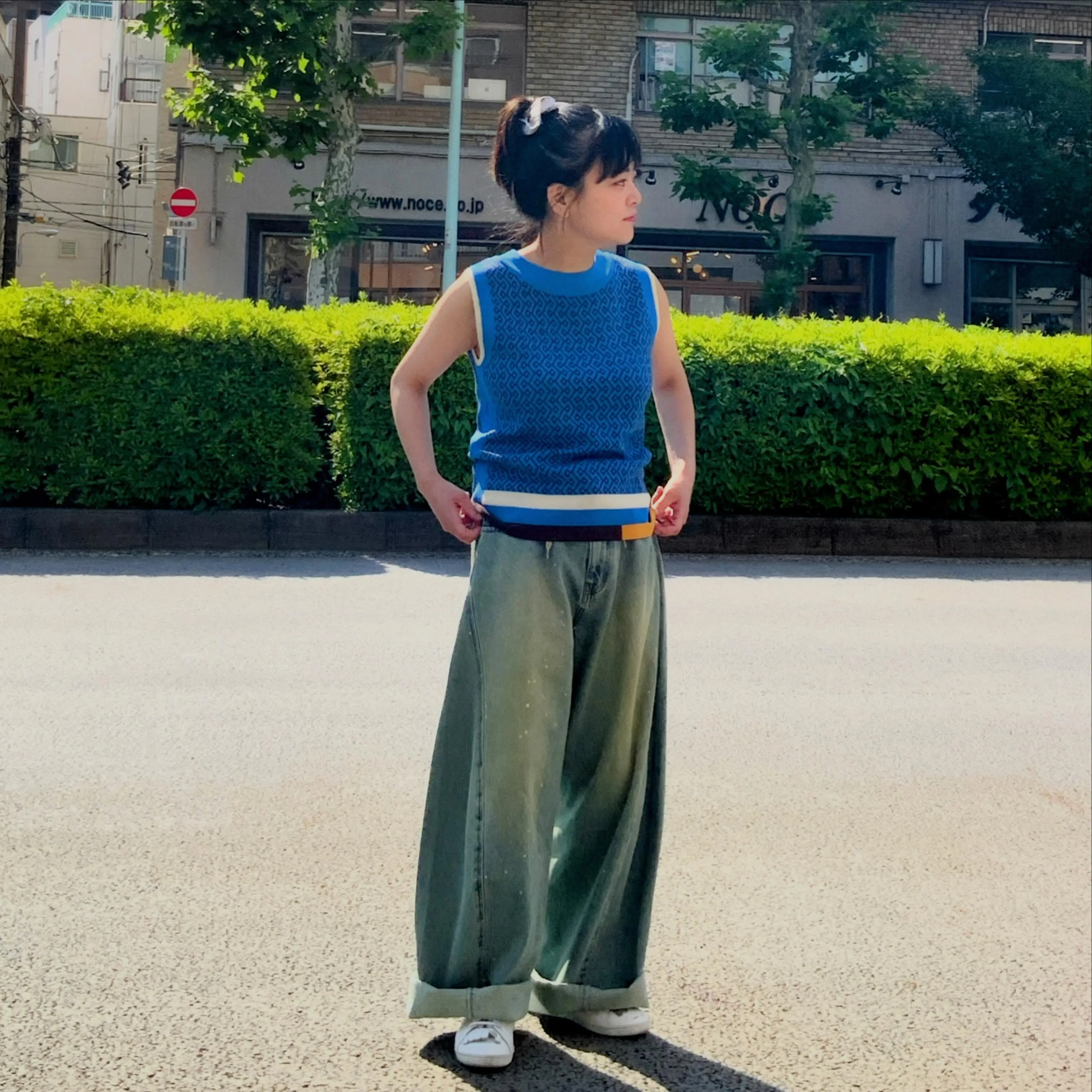 夏らしい青のノースリーブ