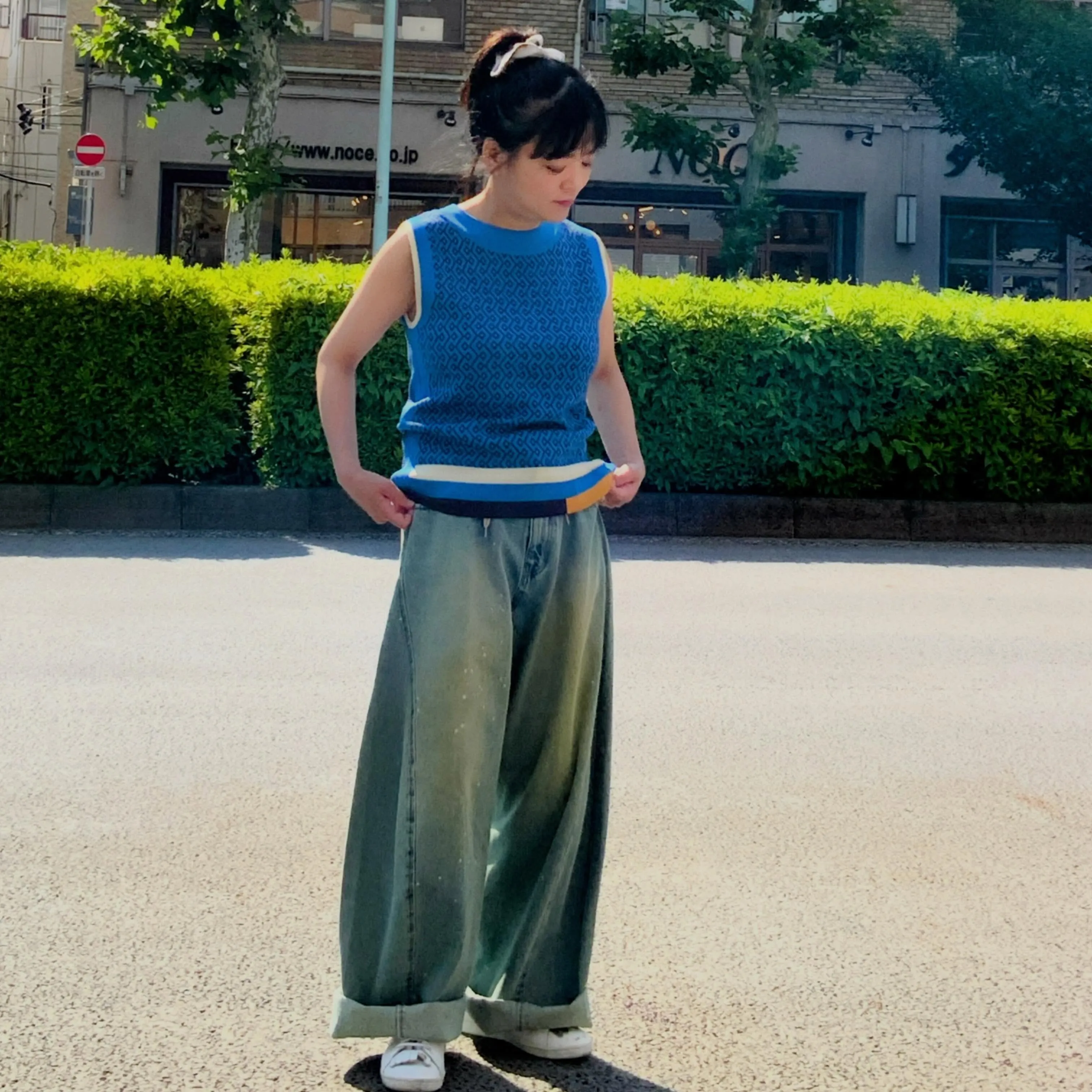 夏らしい青のノースリーブ