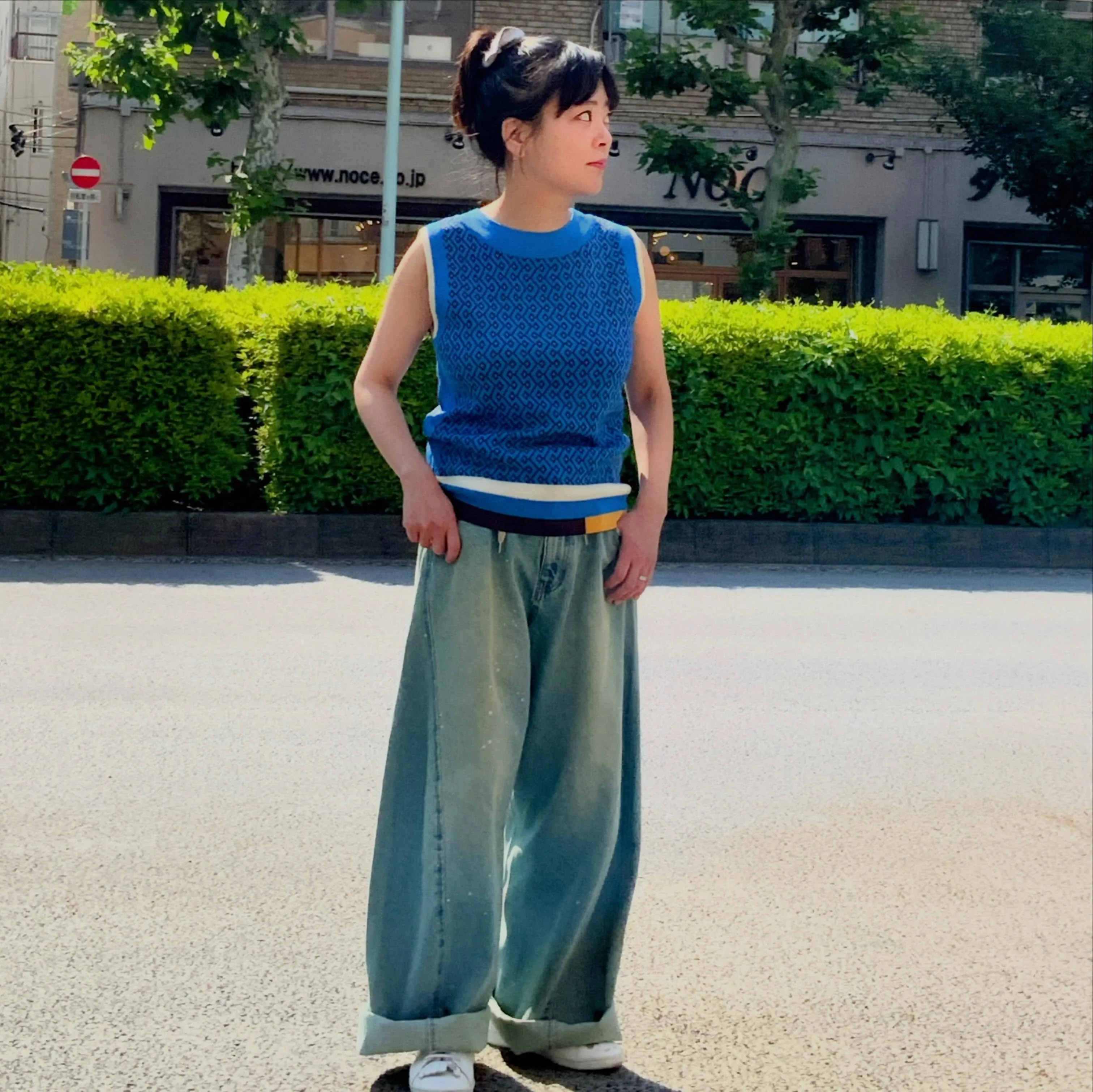 夏らしい青のノースリーブ