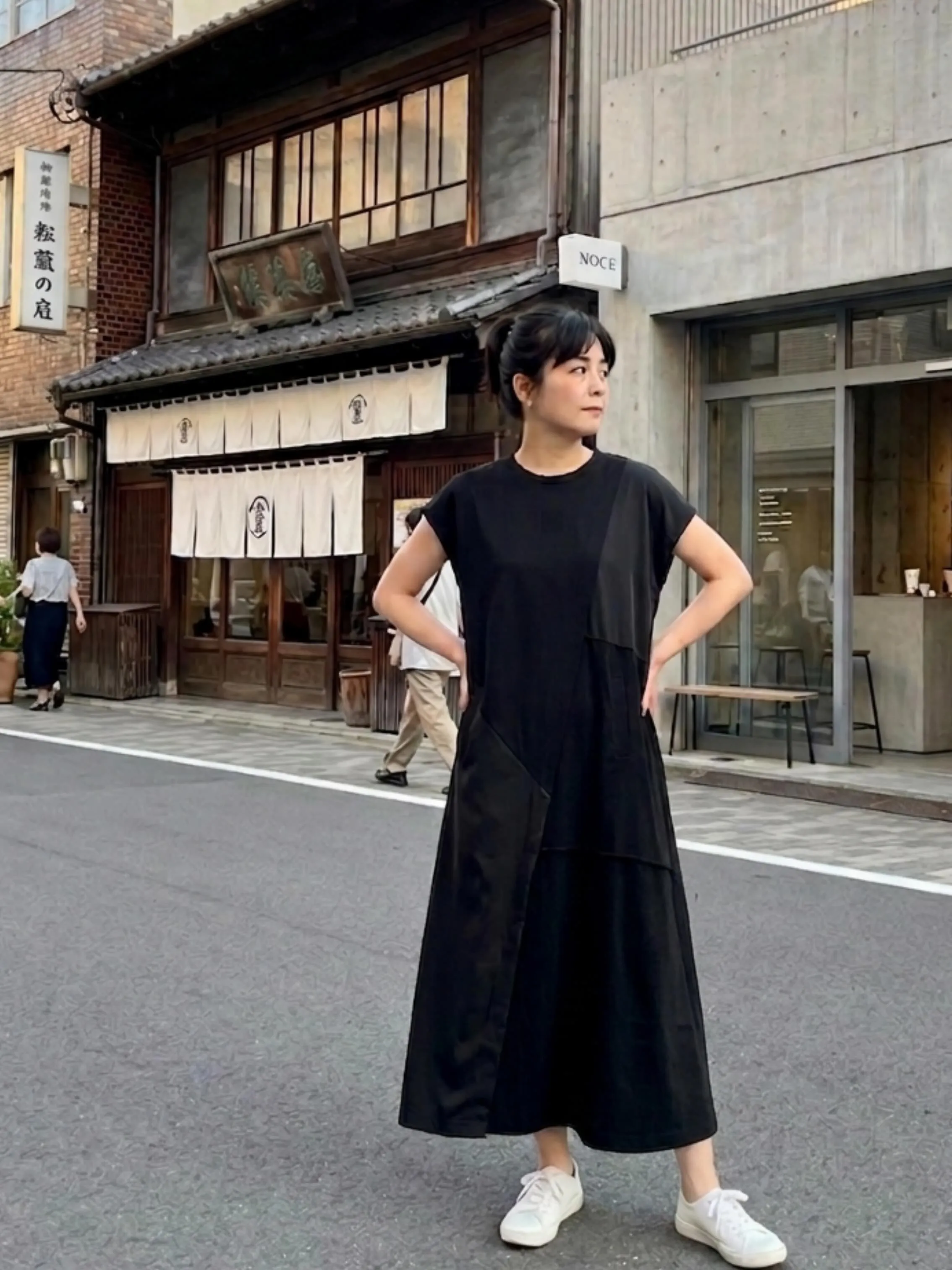 一枚でも、下にボトムス重ねて左脇のファスナーを開けても着れる...