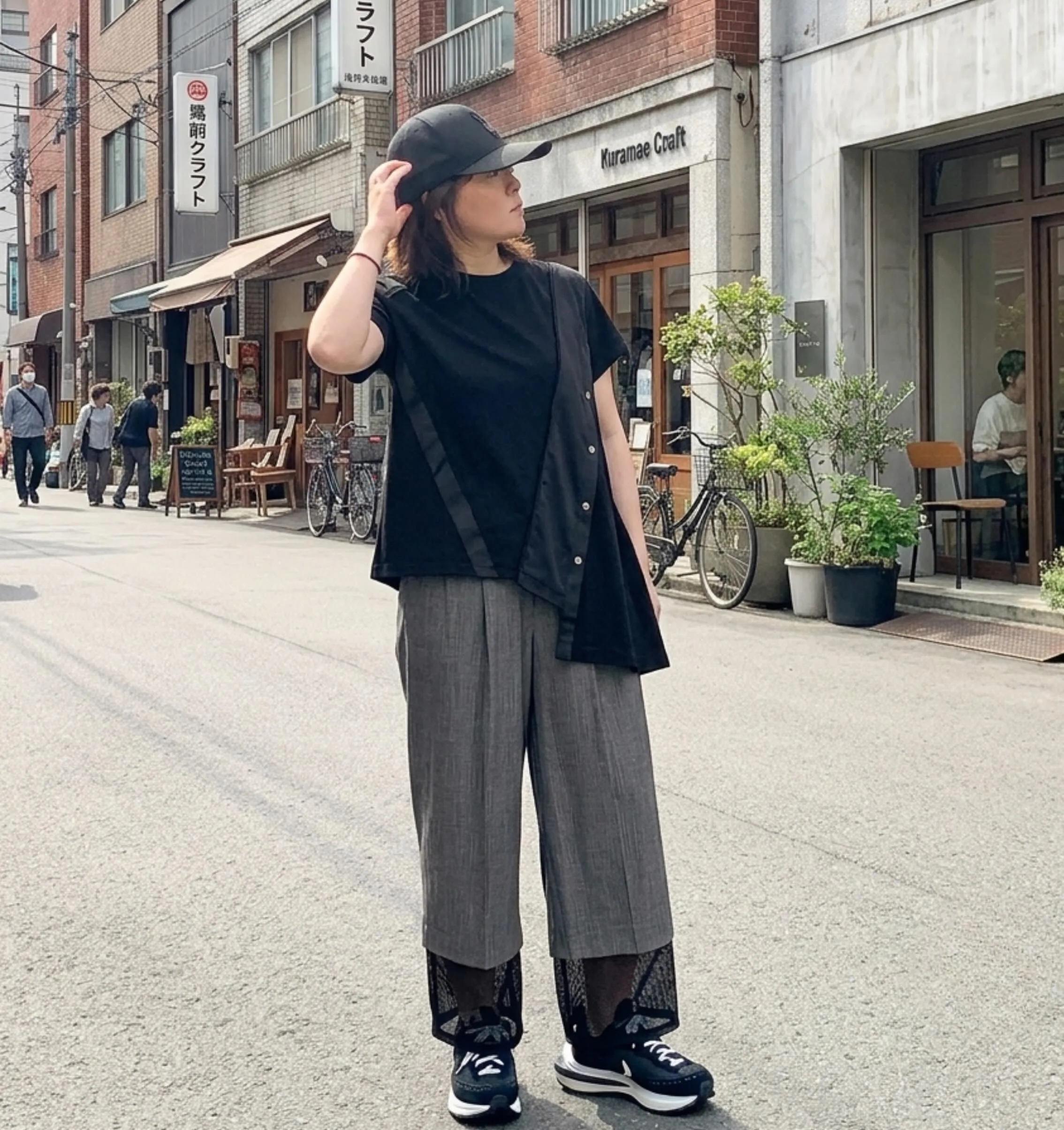 アシンメトリーでボタンの開け閉めでtシャツカットソーのライン...