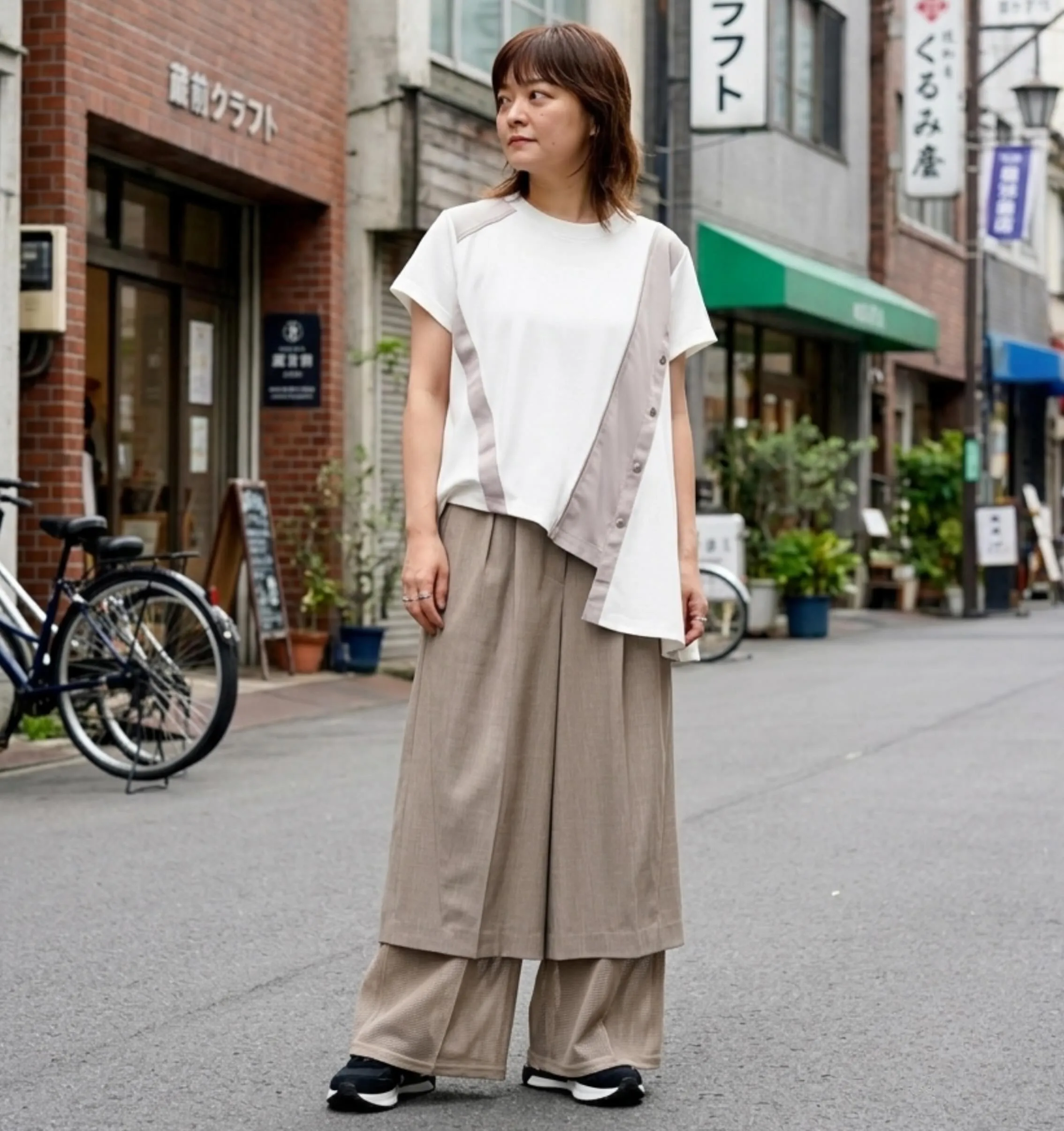 アシンメトリーでボタンの開け閉めでtシャツカットソーのライン...
