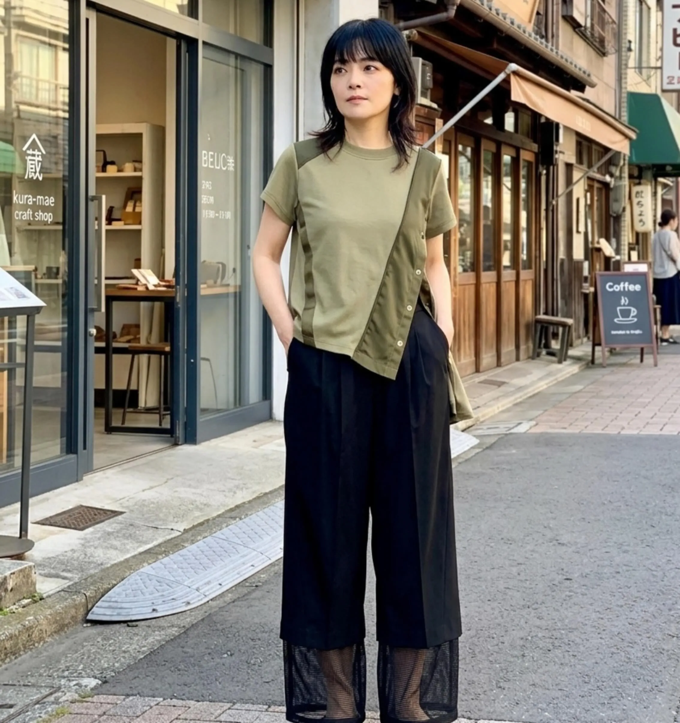 アシンメトリーでボタンの開け閉めでtシャツカットソーのライン...