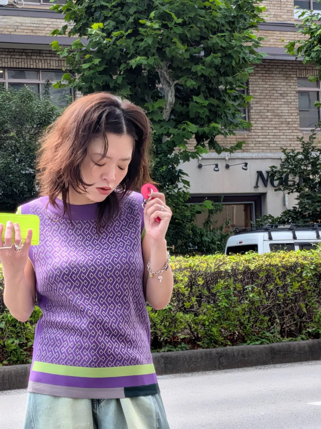スタイリングと色で夏を楽しむコーデ。
