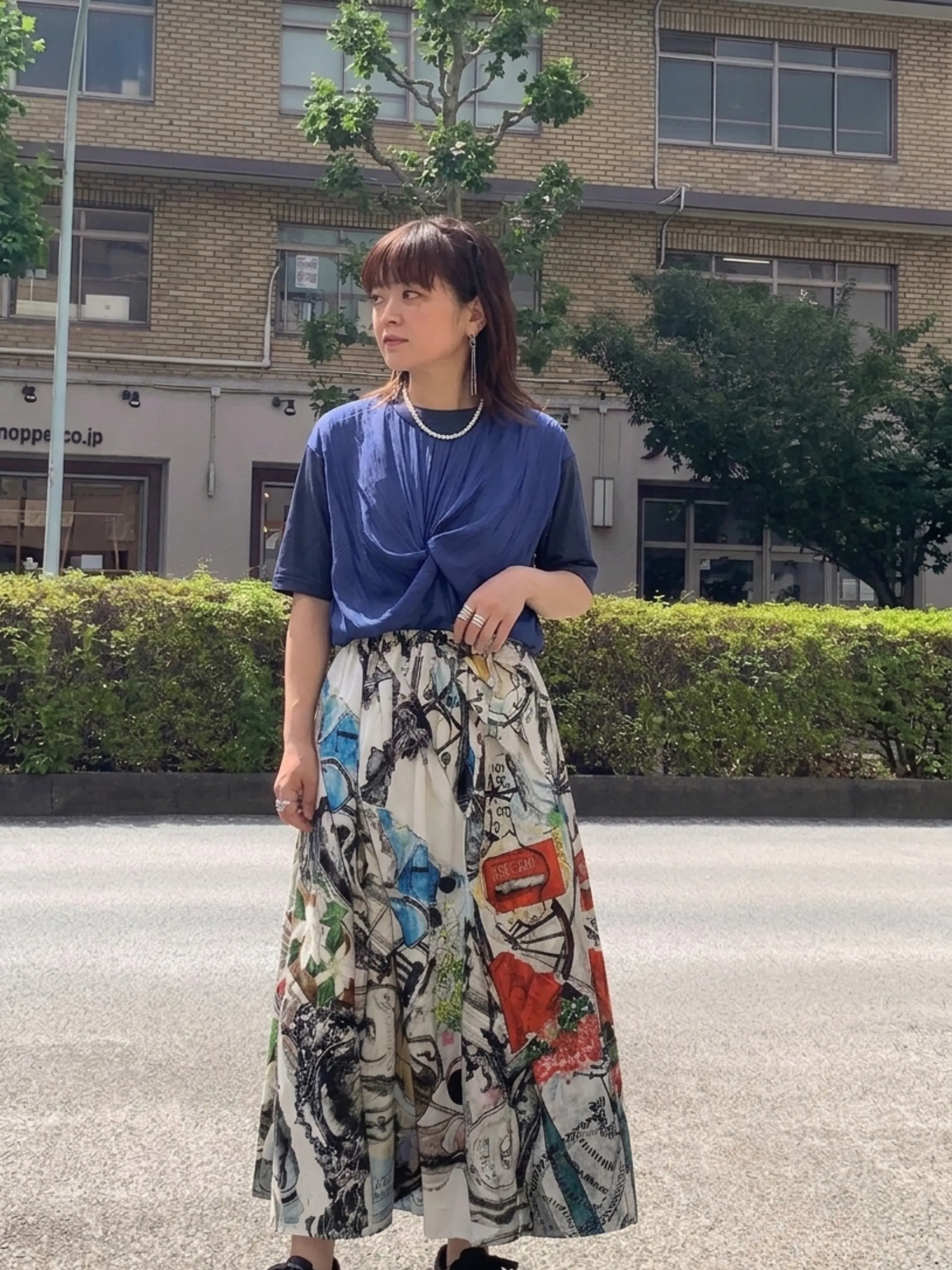 斜めにタックが入る事でスカートに綺麗な流れができ、品の良さを...