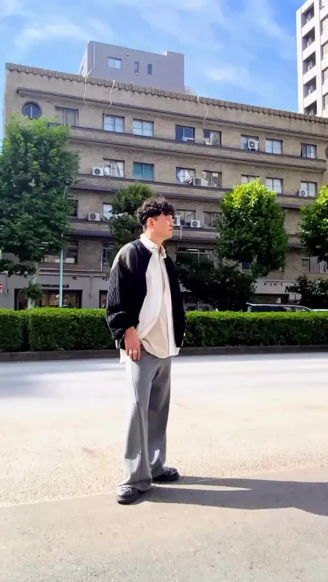 ユニセックスで楽しめるニットカーディガンとスウェットパンツ