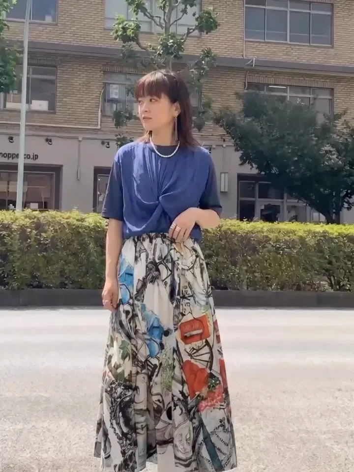 斜めにタックが入る事でスカートに綺麗な流れができ、品の良さを...